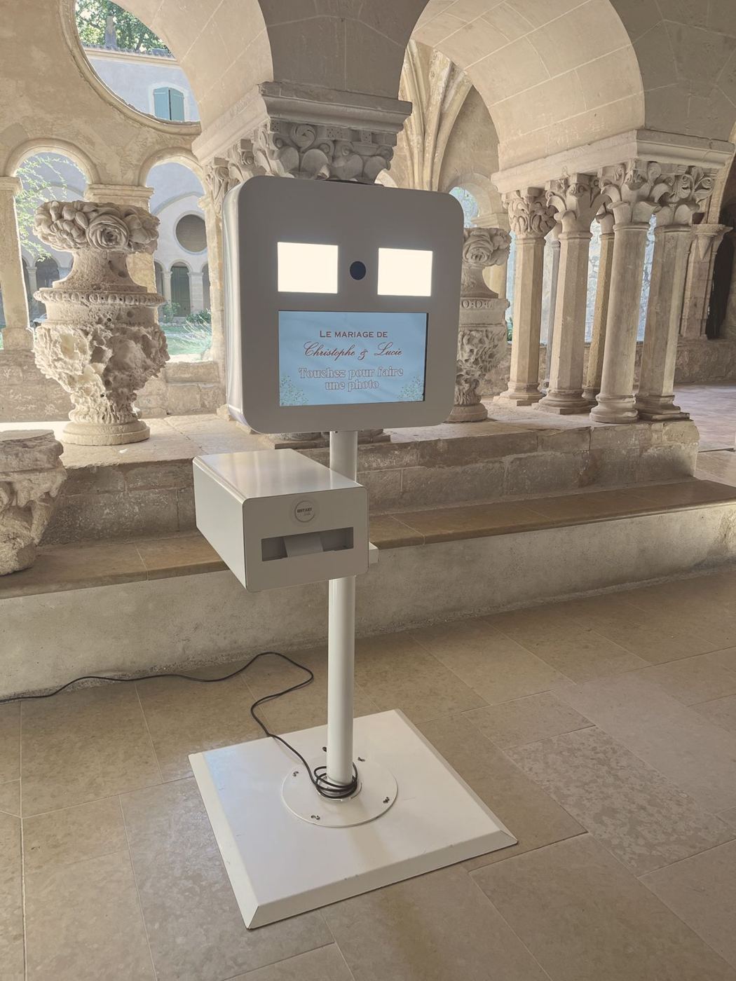 Borne photo lors d'un mariage dans un cloître